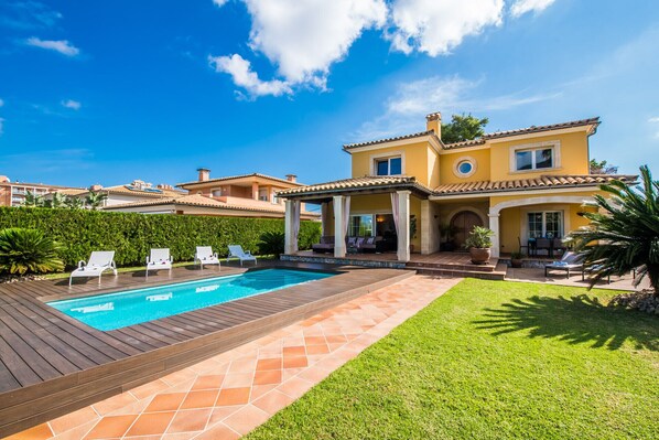 House with pool and barbecue in Alcudia