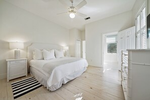 KING MASTER UPSTAIRS W/PRIVATE BATHROOM