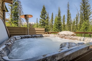 Private Outdoor Hot Tub with amazing views!