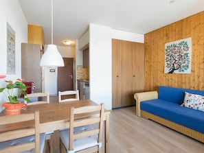 Room, Furniture, Interior Design, Property, Building, Floor, Living Room, Wall, House, Table