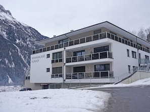 Himmel, Fenster, Schnee, Baum, Berg, Steigung, Gebäude, Wolke, Fassade, Urban Design