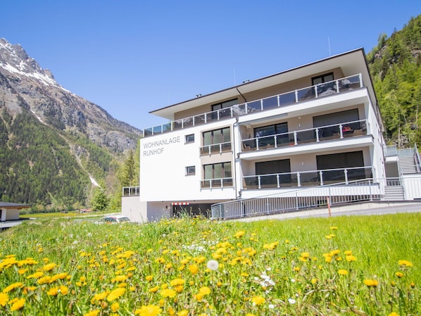 Blume, Pflanze, Himmel, Gebäude, Eigentum, Daytime, Fenster, Natur, Grundstueck, Vegetation