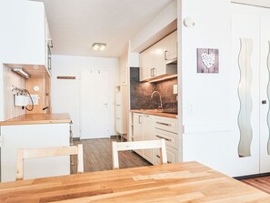 Cabinetry, Eigentum, Möbel, Tabelle, Holz, Interior Design, Schublade, Flooring, Fussboden