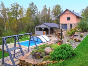 Plante, Ciel, Propriété, Fenêtre, Bâtiment, Arbre, Lot Terre, Ombre, Mobilier De Jardin, Chalet
