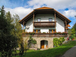 Plant, Cloud, Sky, Building, Window, Tree, House, Residential Area, Grass
