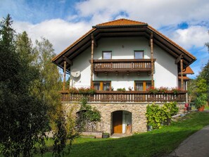 Pflanze, Wolke, Himmel, Gebäude, Fenster, Baum, Haus, Wohngebiet, Gras