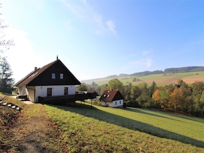 Ciel, Nuage, Plante, Bâtiment, Fenêtre, Arbre, Paysage Naturel, Montagnes, Lot Terre, Pente