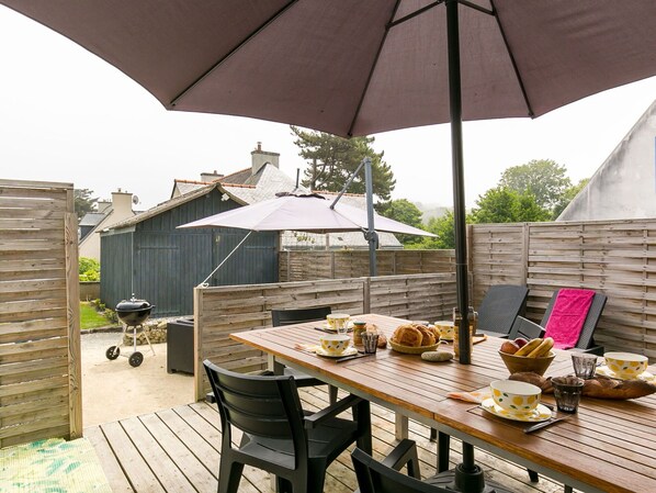 Table, Meubles, Propriété, Plante, Ciel, Parapluie, Bâtiment, Ombre, Vaisselle, Mobilier De Jardin