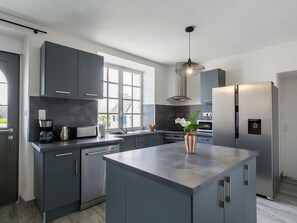 Countertop, Cabinetry, Eigentum, Fenster, Küche, Herd, Sinken, Interior Design, Küchengerät, Holz