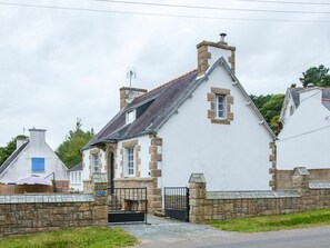 Sky, Cloud, Building, Plant, Property, Window, Land Lot, Tree, House, Residential Area