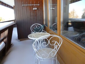 Eigentum, Tabelle, Holz, Interior Design, Beleuchtung, Die Architektur, Fussboden, Schatten, Gartenmöbel, Grundeigentum