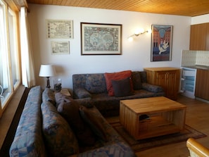 Zimmer, Möbel, Wohnzimmer, Eigentum, Interior Design, Gebäude, Fussboden, Hartholz, Wand, Tabelle