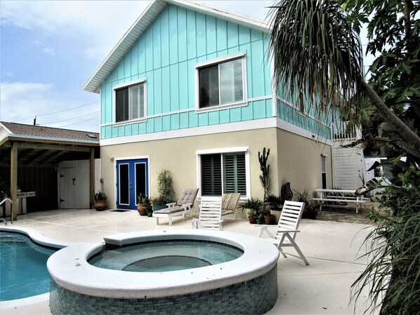 Guest have access to the first floor which opens directly to private pool area.