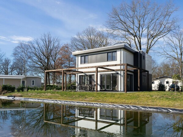 Wasser, Himmel, Pflanze, Wolke, Eigentum, Gebäude, Baum, Fenster, Die Architektur, Wasserlauf