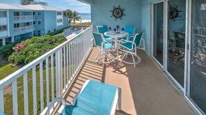 Balcony Dining and Lounge