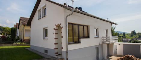 Hausansicht, !!! Wichtiger Hinweis: Unsere beiden Wohnungen sind nur für maximal 2 Monteure geeignet. Wir bitten Sie dies bei der Buchung zu beachten!!! The apartments are only suitable for a maximum of 2 fitters. We ask you to consider this when booking!!!