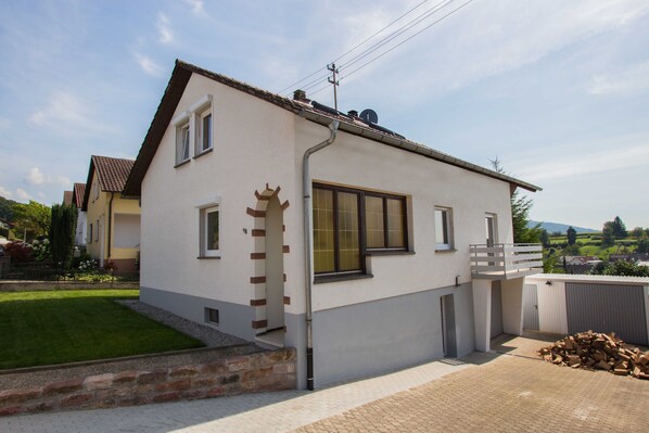 Hausansicht, !!! Wichtiger Hinweis: Unsere beiden Wohnungen sind nur für maximal 2 Monteure geeignet. Wir bitten Sie dies bei der Buchung zu beachten!!! The apartments are only suitable for a maximum of 2 fitters. We ask you to consider this when booking!!!