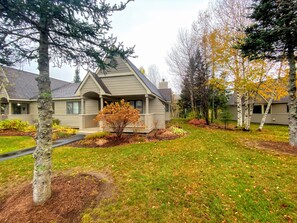 Welcome to FV28! Overlooking the famed Mount Pleasant golf course at the Mount Washington Hotel, this comfortable 3-bedroom Fairway Village home has seen several upgrades including hardwood flooring, new kitchen and appliances and updated bathrooms.