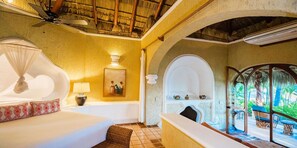 Villa Las Rocas - Primary bedroom with patio access