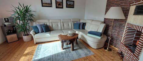 Wohnzimmer mit großem Ecksofa