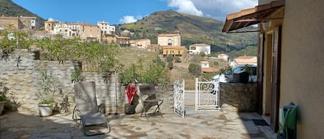 Extérieur Cour 40m2 , barbecue , bain de soleil, table , chaises