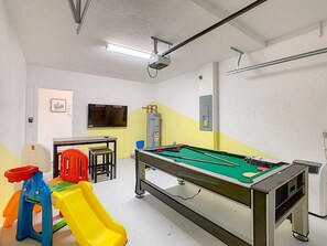 Enjoy a complete gameroom, with ample seating and an ideal atmosphere for entertainment or relaxation.