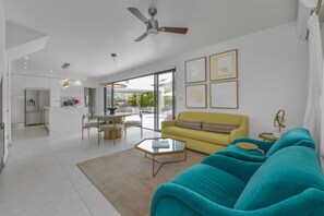 Open concept living room/kitchen 