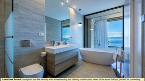 Sky Pool VILLA I En-suite-Badezimmer mit freistehender Badewanne und atemberaubendem Panoramablick