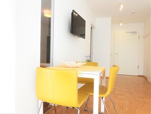 Ferienwohnung F3 mit kleiner Terrasse, 46qm, 1 Schlafzimmer, max. 3 Personen-Esstisch