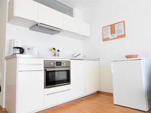 Ferienwohnung F3 mit kleiner Terrasse, 46qm, 1 Schlafzimmer, max. 3 Personen-Küchenzeile