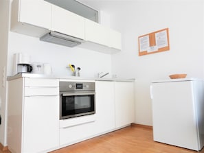 Ferienwohnung F3 mit kleiner Terrasse, 46qm, 1 Schlafzimmer, max. 3 Personen-Küchenzeile