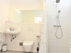 Ferienwohnung F3 mit kleiner Terrasse, 46qm, 1 Schlafzimmer, max. 3 Personen-Bad