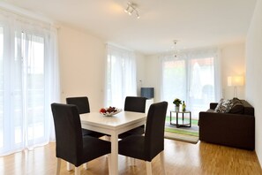 Ferienwohnung F2 mit kleiner Terrasse, 60qm, 1 Schlafzimmer, max. 4 Personen-F2-Wohnzimmer_1200x800px.jpg