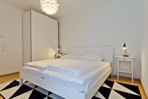 Ferienwohnung F2 mit kleiner Terrasse, 60qm, 1 Schlafzimmer, max. 4 Personen-F2-Schlafzimmer_1200x800px.jpg