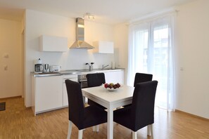 Ferienwohnung F2 mit kleiner Terrasse, 60qm, 1 Schlafzimmer, max. 4 Personen-F2-Kueche_1200x800px.jpg