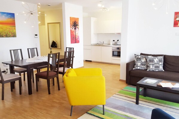 Ferienwohnung F1 mit kleiner Terrasse, 90qm, 3 Schlafzimmer, max. 6 Personen-F1_Wohn-Essbereich-Kueche_1200x800px.jpg
