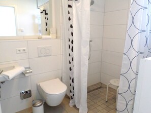 Ferienwohnung F1 mit kleiner Terrasse, 90qm, 3 Schlafzimmer, max. 6 Personen-Badezimmer.jpg