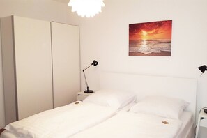 Ferienwohnung F1 mit kleiner Terrasse, 90qm, 3 Schlafzimmer, max. 6 Personen-F1_Schlafzimmer_1200x800px.jpg