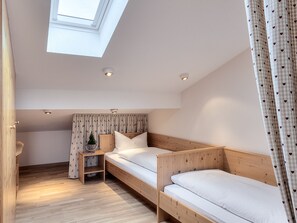 Ferienwohnung Hörndlwand 90qm, Balkon, Küche, 3 Schlafzimmer, Wohnzimmer, WLAN-Zweibettzimmer