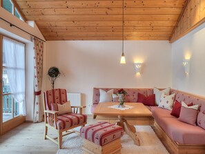 Ferienwohnung Hochfelln 100qm, Balkon, Küche, 3 Schlafzimmer, Wohnzimmer, WLAN-Wohnzimmer