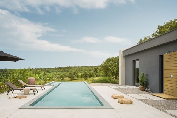 Infinity Pool mit Blick auf grüne Täler