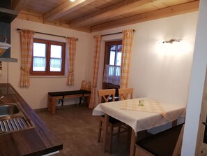 Ferienwohnung Grabenhäusl 80qm, Balk., Küche, 2 Schlafzimmer, 1 Wohnschlafz.-Küche mit Essecke und Zugang zum überdachten Balkon