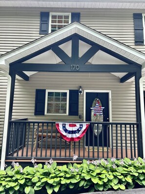 Front of the house in the summer! Ground unit.