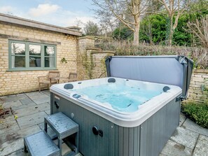 Hot tub | Coach House Cottage, Wotton-under-Edge 