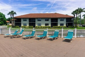 2 heated swimming pools, hot tub and poolside loungers