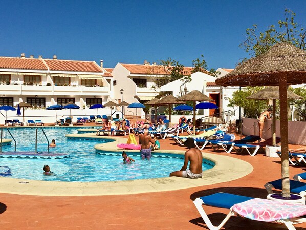 Garden City with heated pool, free sunloungers and parasols