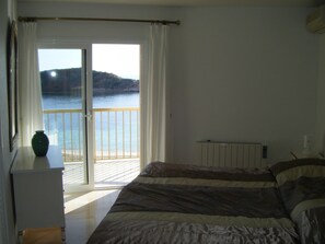 Master bedroom with direct access to the terrace