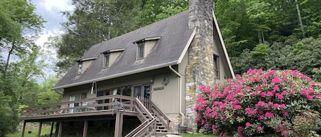 Mill Run chalet in peaceful creekside setting near Waynesville and parkway 