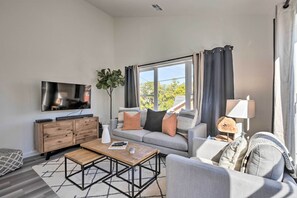 Living Room | Free WiFi | Flat-Screen Smart TV