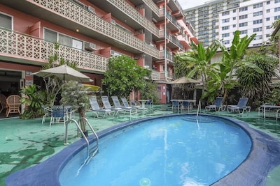 Great Island Escape! Awesome Unit for 2, Swimming Pool, Walk to Attractions